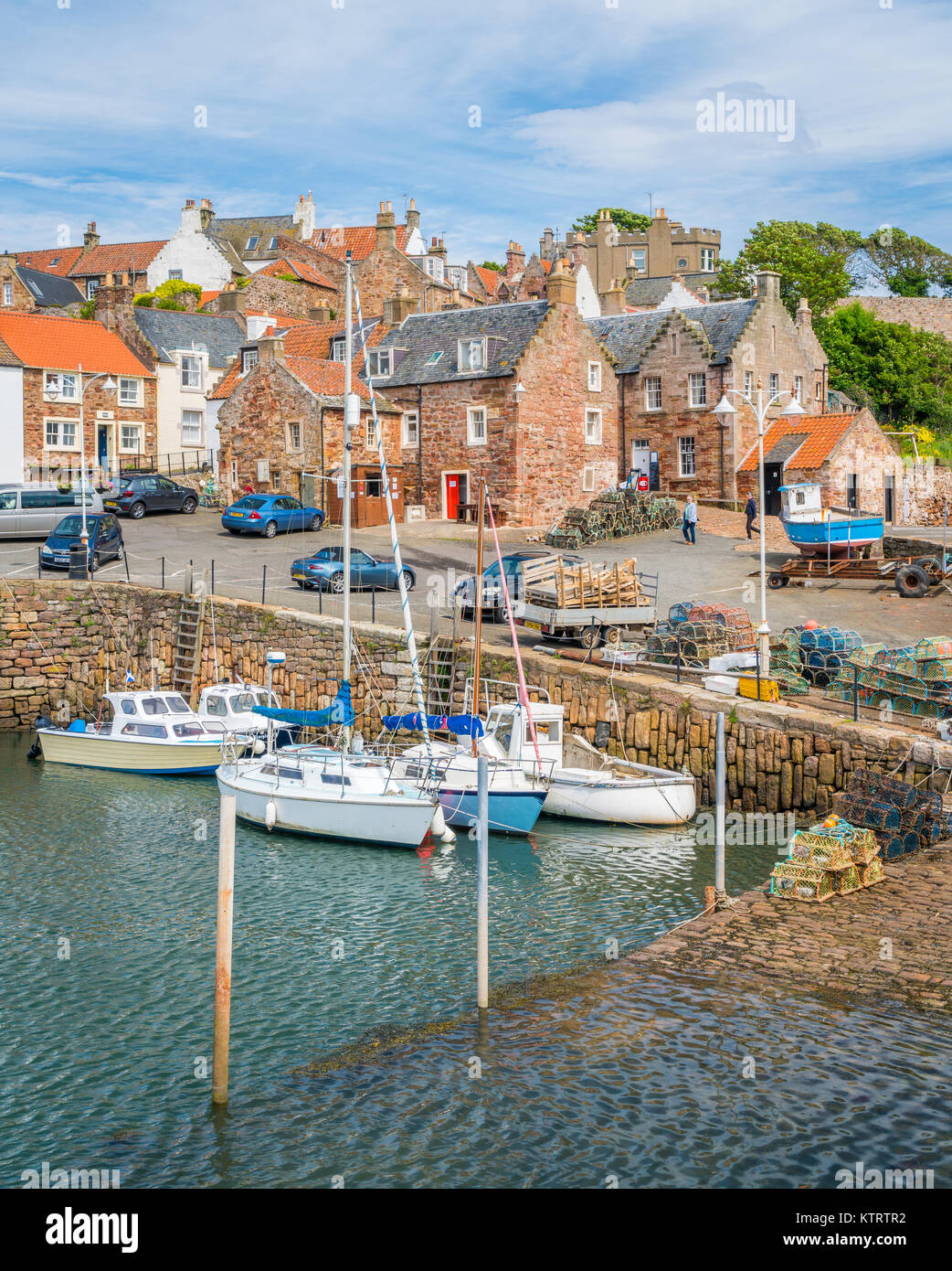 Crail porto in una soleggiata mattinata estiva, piccolo villaggio di pescatori in Fife, Scozia. Foto Stock