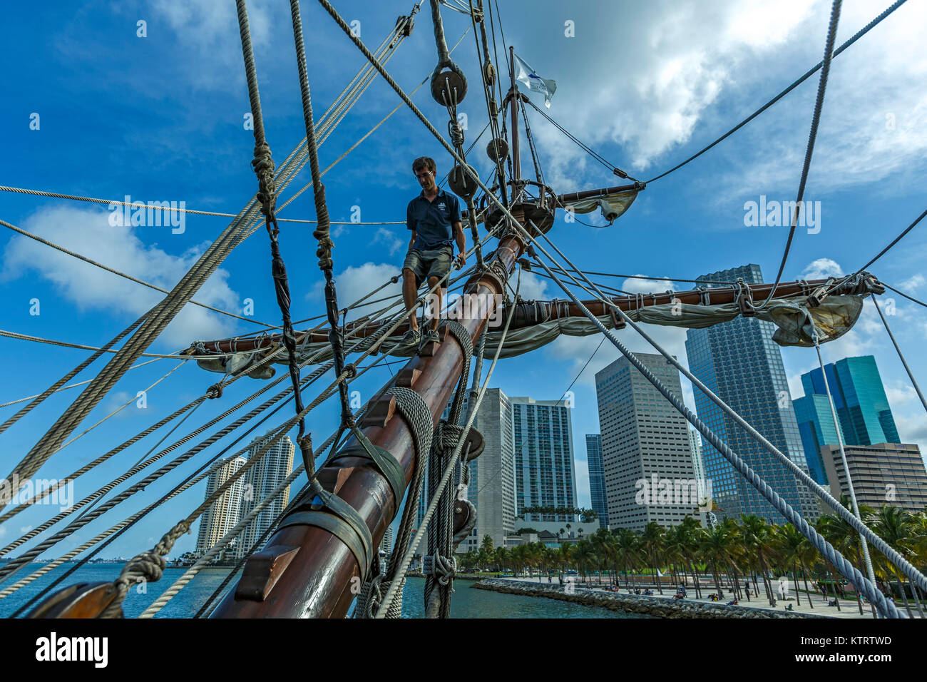 Membro di equipaggio discendente del braccio del braccio e moderno skyline, Galeon Andalucia (XVII secolo replica), Miami, Florida USA Foto Stock