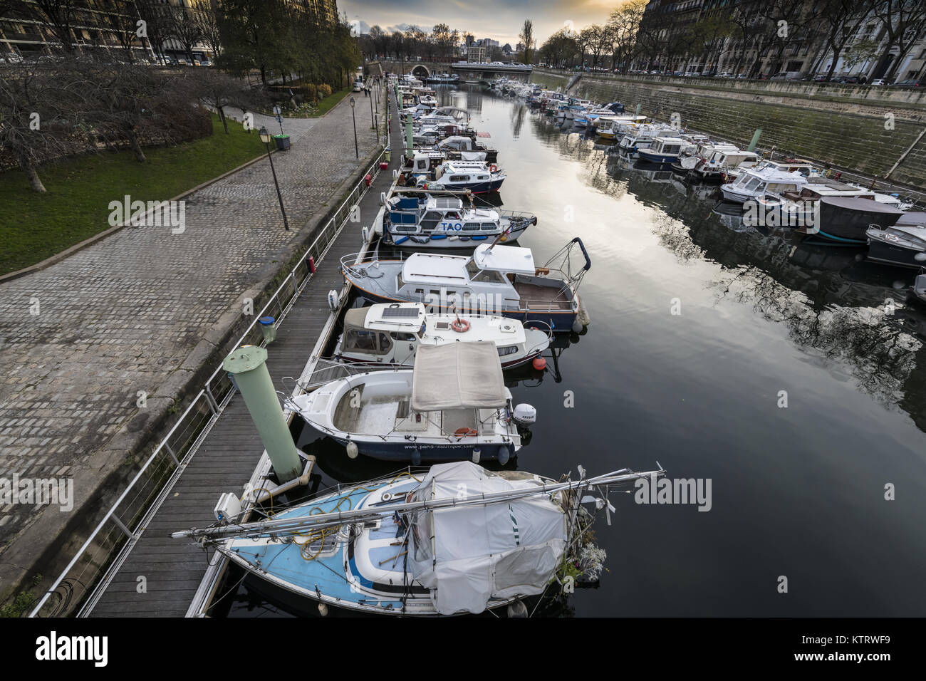 Il Canal Saint-Martin è a 4,6 km (2,86 mi) lungo Canal a Parigi, collegando il Canal de l'Ourcq al fiume Senna. Foto Stock