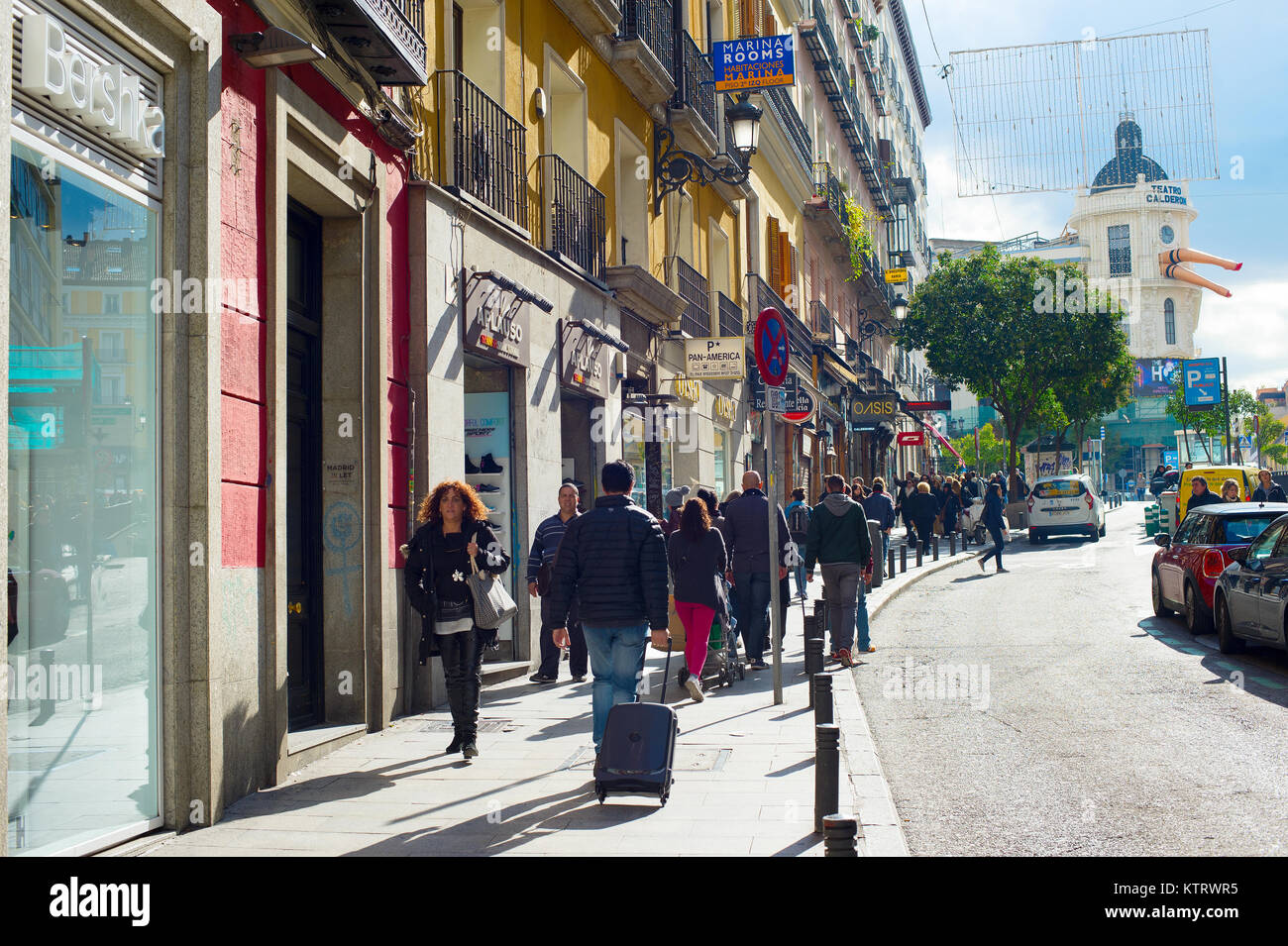 MADRID, Spagna - 07 NOV 2017: la gente a piedi dalla città vecchia strada di Madrid. Madrid è un popolare Turismo destinazioni con 3,9 milioni stimati ann Foto Stock