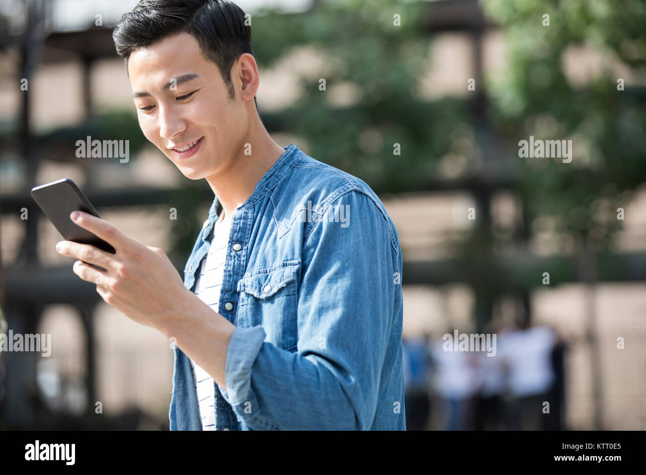 Giovane uomo utilizzando smart phone Foto Stock