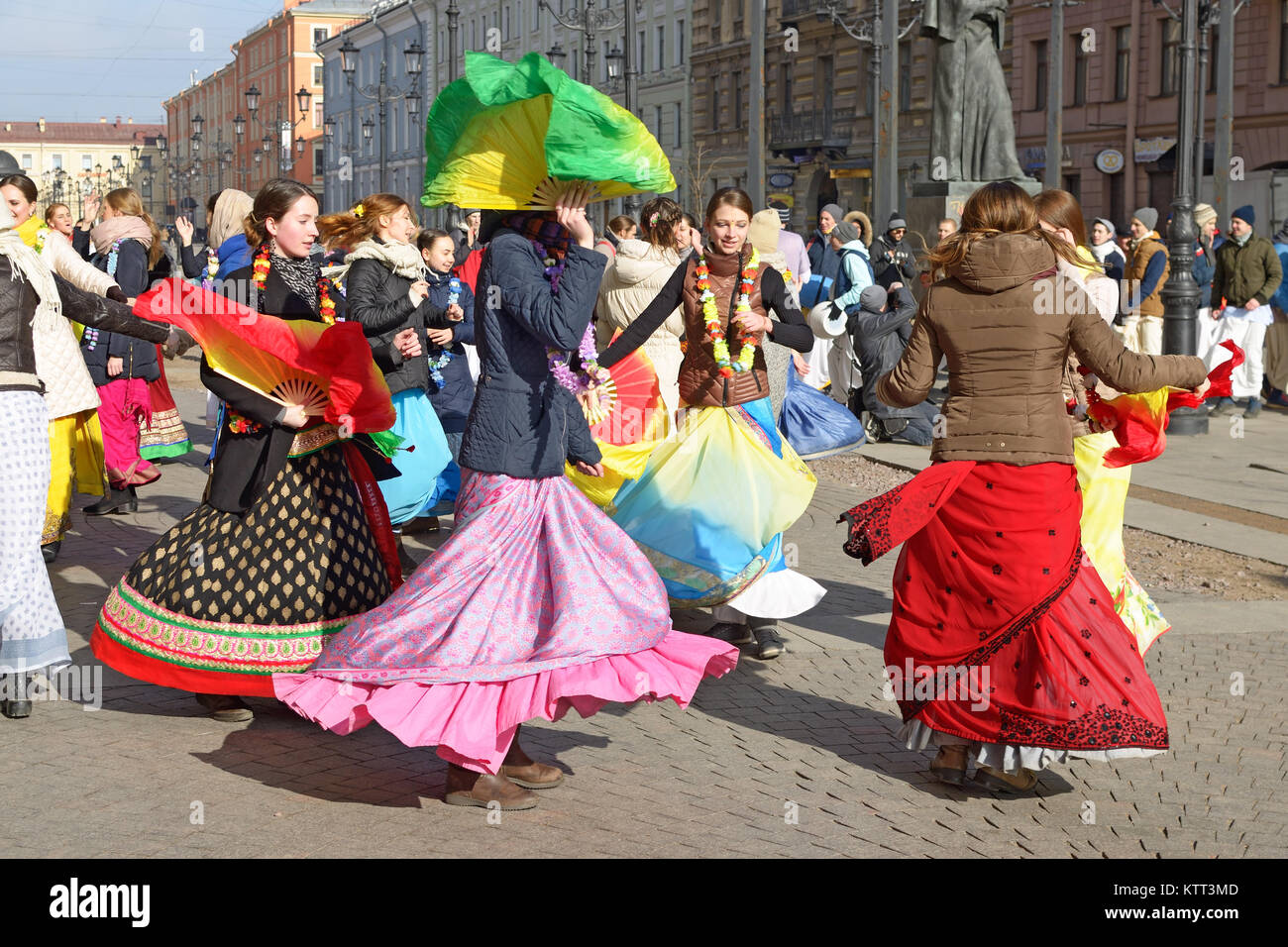 12.03.2017.Russia.San Pietroburgo.Sulla strada si sono riuniti i seguaci del Signore Krishna.I giovani sono dancing,raccogliendo elemosine e la distribuzione di dolci. Foto Stock