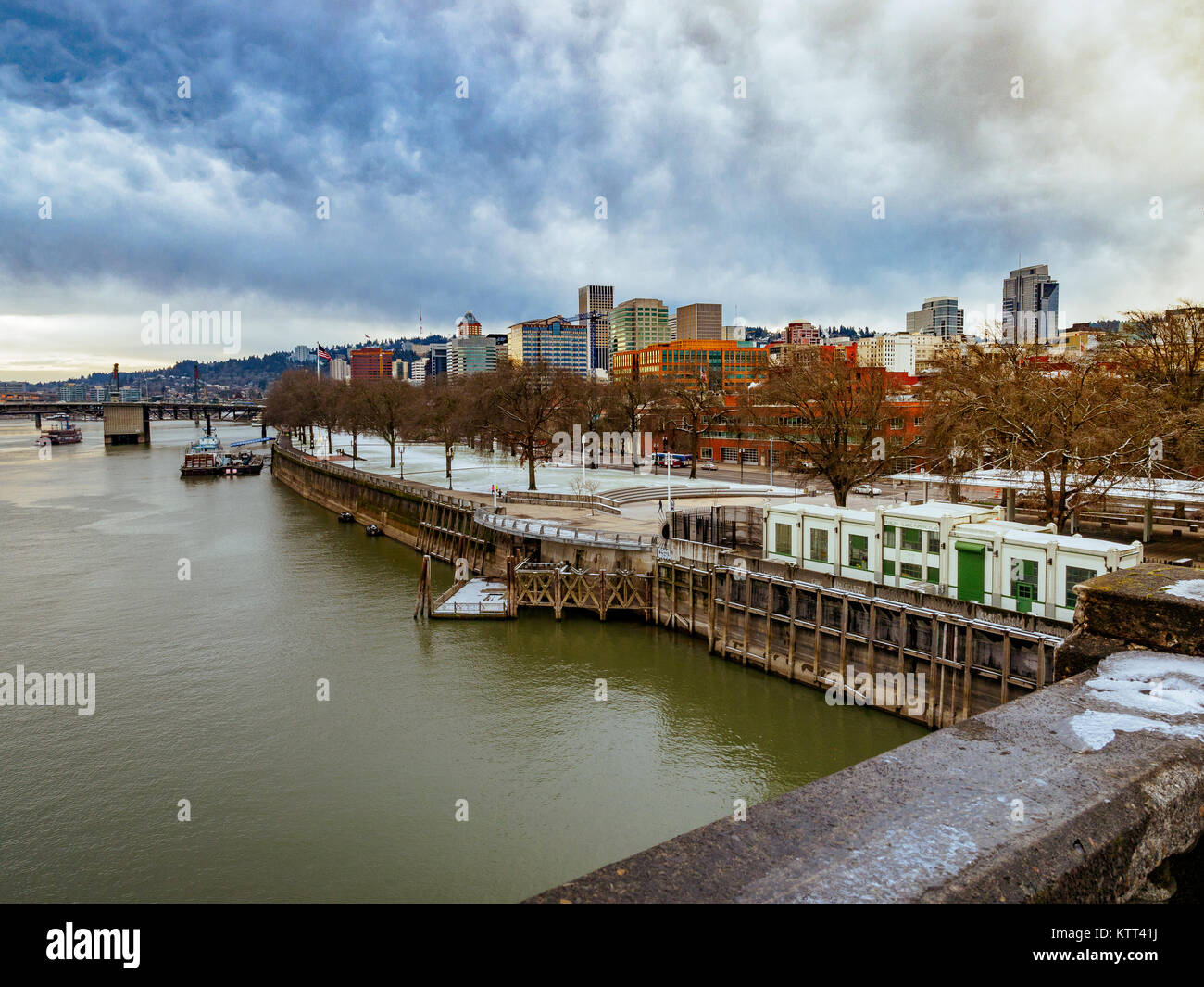 Tom McCall Waterfront Park e il fiume Willamette, vista dal ponte di Burnside Foto Stock