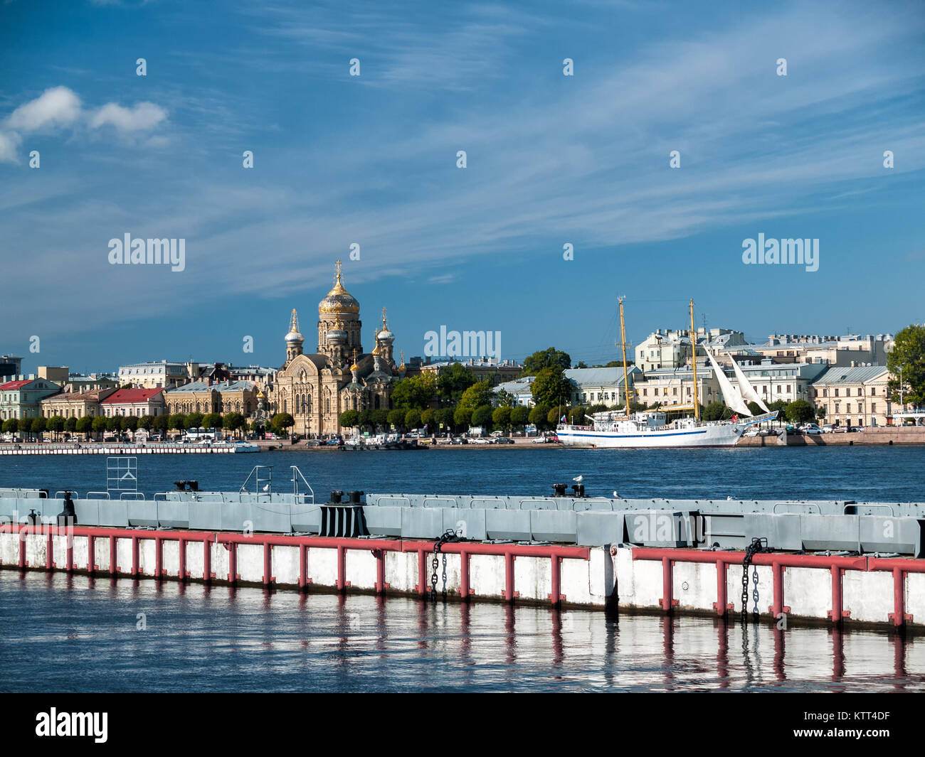 Panorama della città con un molo di attracco delle navi lungo la Promenade des Anglais a San Pietroburgo sul fiume Neva e una vista del tenente Schmidt's emb Foto Stock