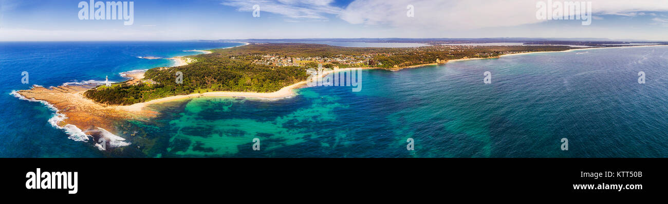 Norah Capo Faro e riserva naturale sulla Costa Centrale del NSW in ampio panorama dell'antenna. Cancellare oceano pacifico interruzioni di acqua a spiagge sabbiose e seaflo Foto Stock