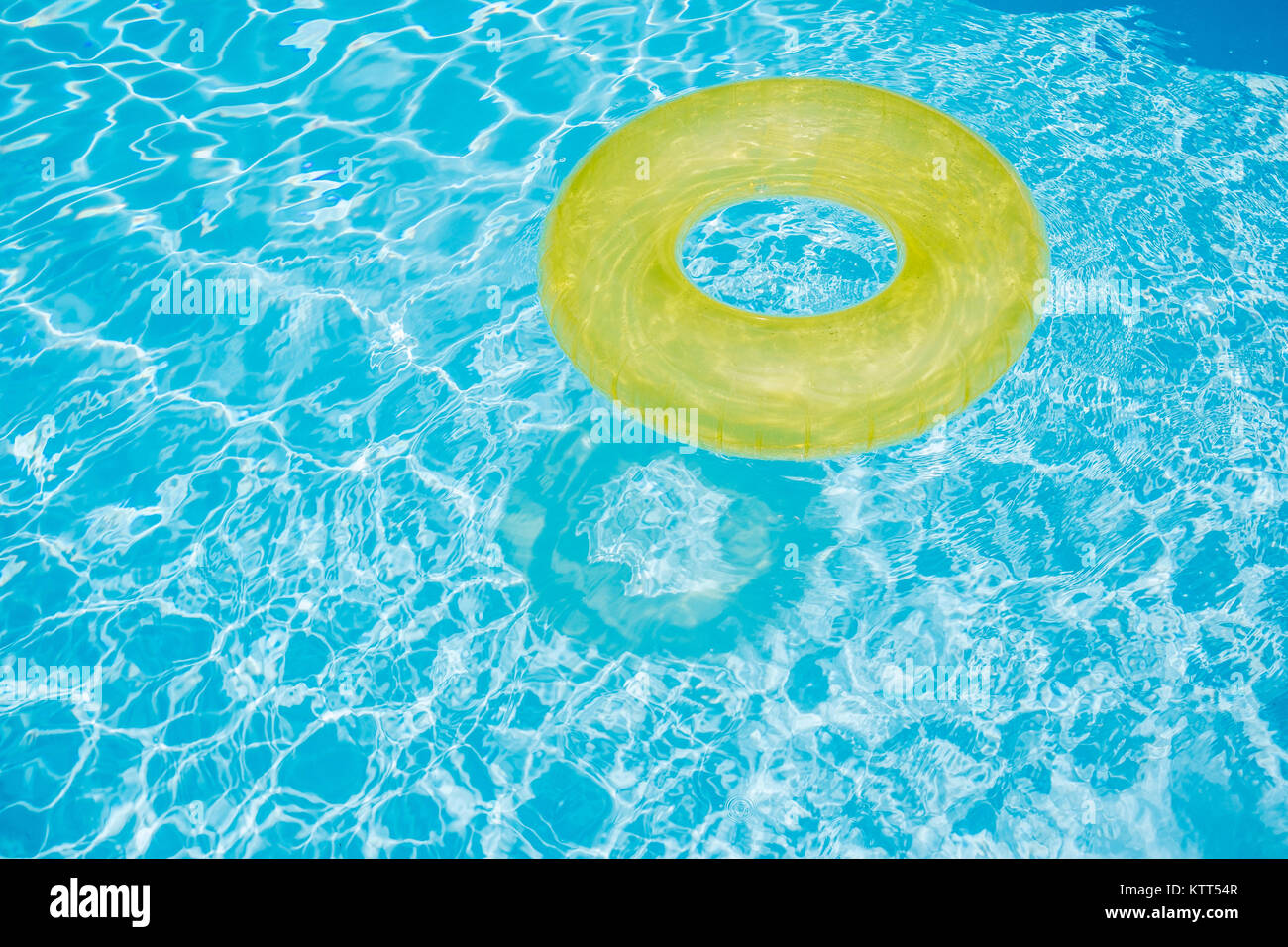 Gonfiabile di anello di gomma in una piscina Foto Stock