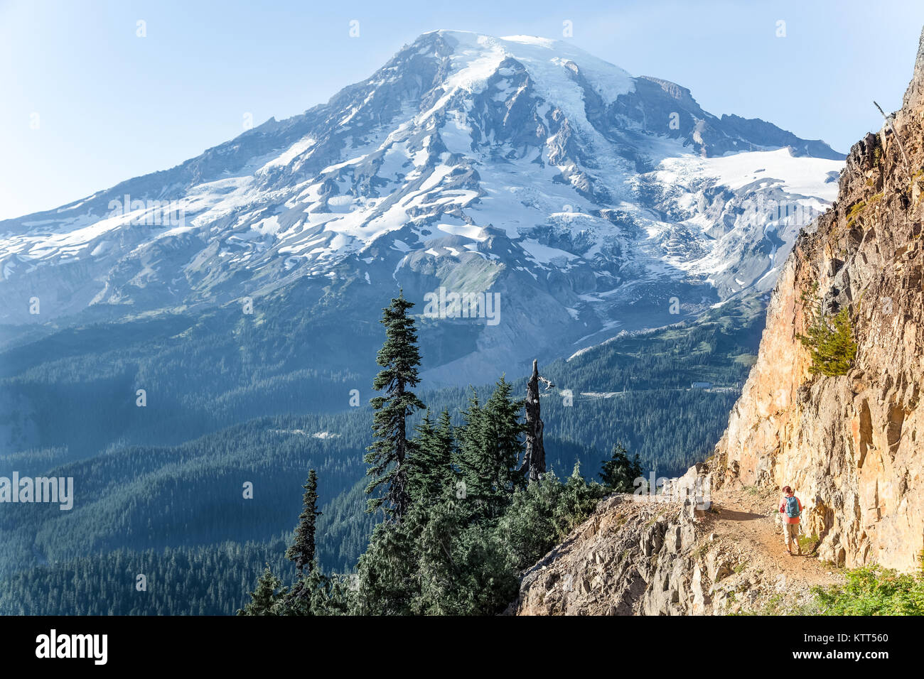 Donna escursioni lungo sentieri di montagna, Mount Rainier National Park, Washington, Stati Uniti Foto Stock