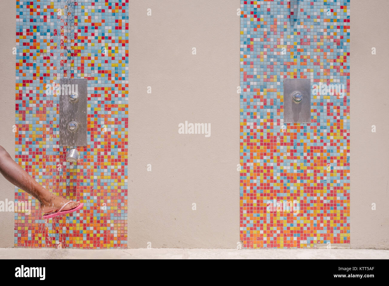 La ragazza della gamba con una doccia esterna Foto Stock