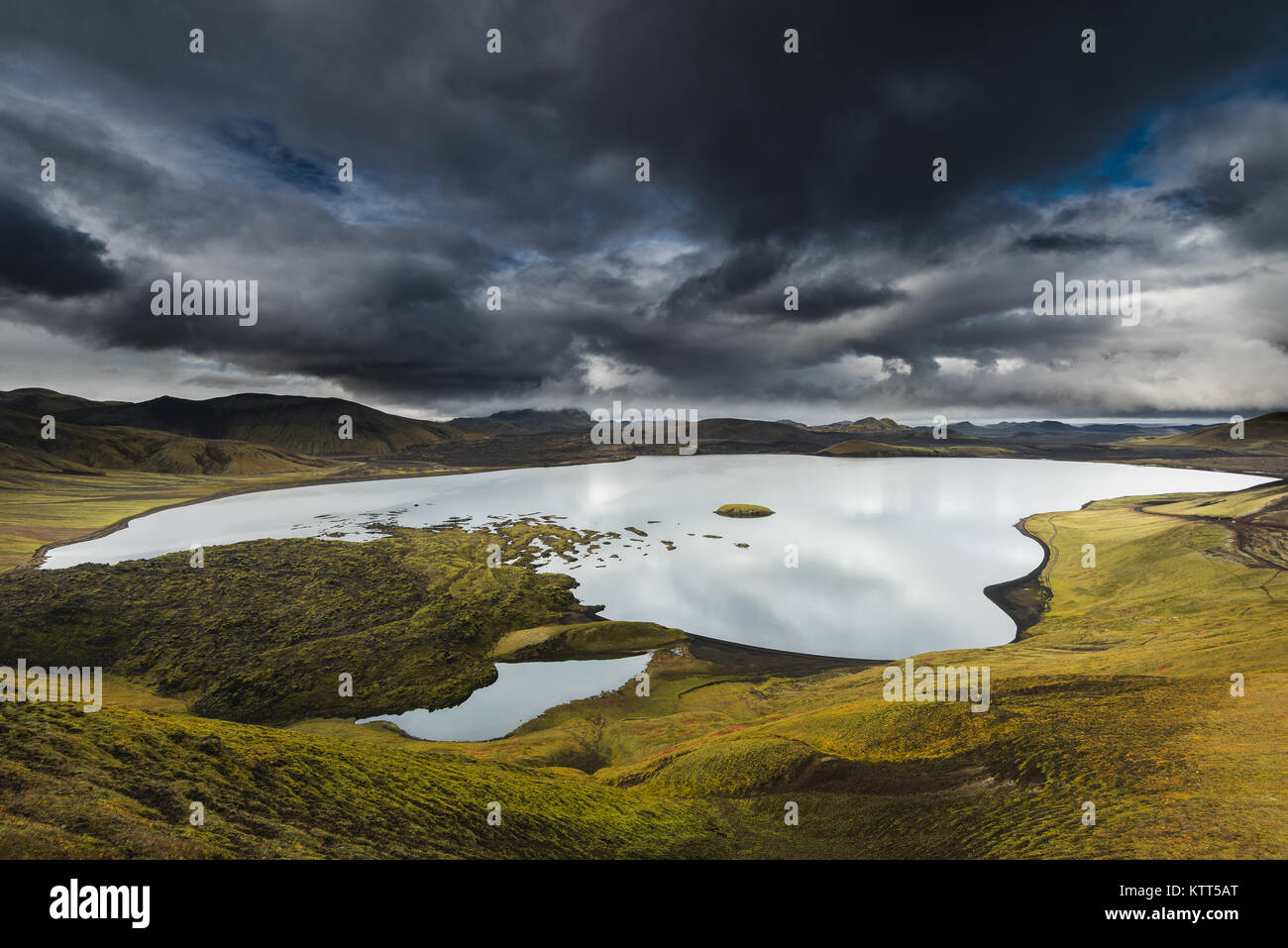 Lago, Landmannalaugar, campo lavico di Laugahraun, Riserva Naturale di Fjallabak, Islanda Foto Stock