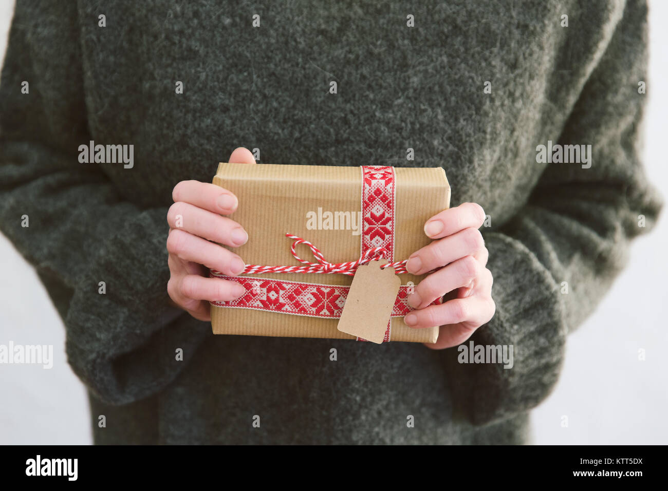 Donna che mantiene un avvolto regalo di Natale Foto Stock