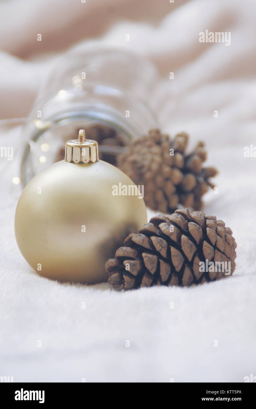 Primo piano di Natale bauble, coni di pino e luci fairy Foto Stock