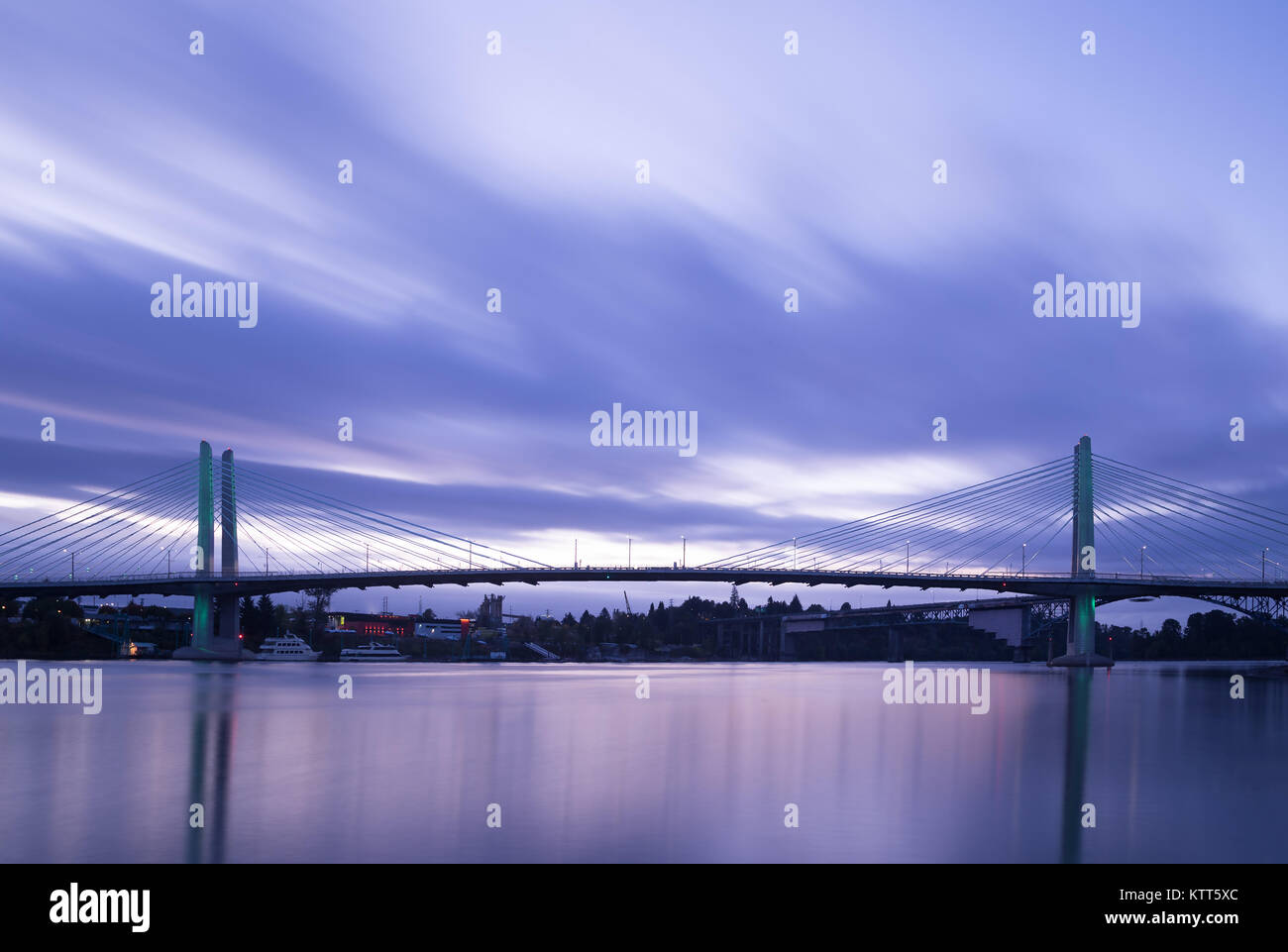 Ponte di Tilikum che attraversa il fiume Willamette, Portland, Oregon, Stati Uniti Foto Stock