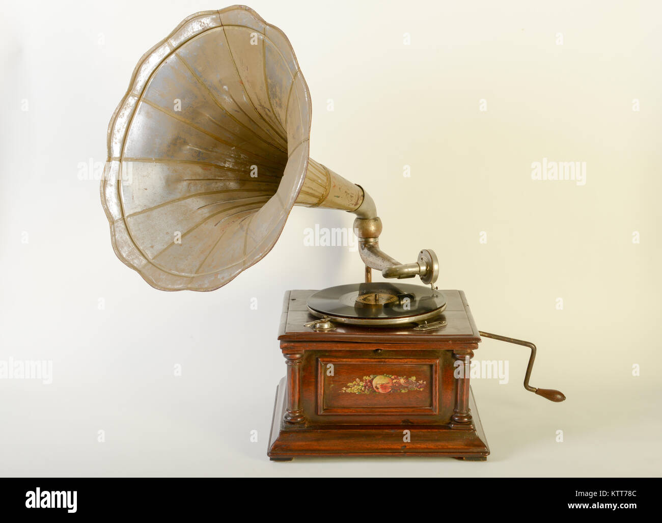 Grammofono Vintage con altoparlante a tromba isolato su bianco
