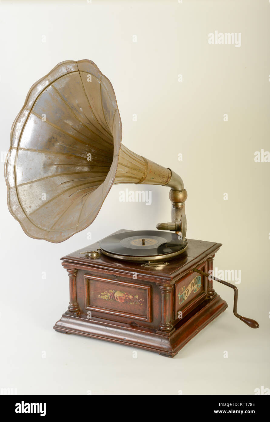 Grammofono Vintage con altoparlante a tromba isolato su bianco Foto stock -  Alamy