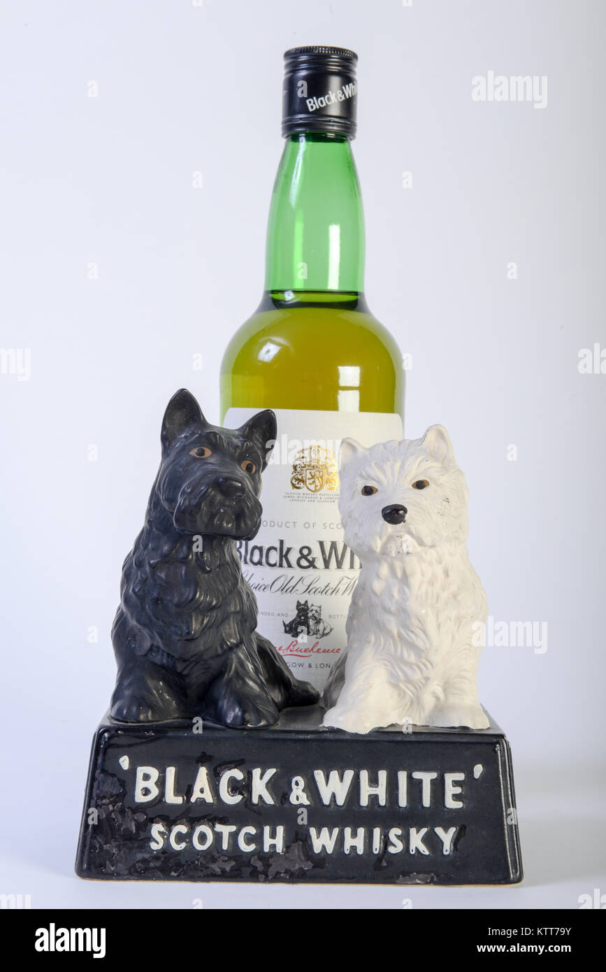 Lugano, Svizzera - 21 dicembre 2017: banner pubblicitario di Black & White whisky Foto Stock