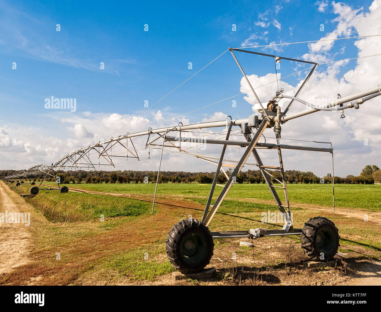 Centro di imperniamento del sistema di irrigazione in un campo. Foto Stock