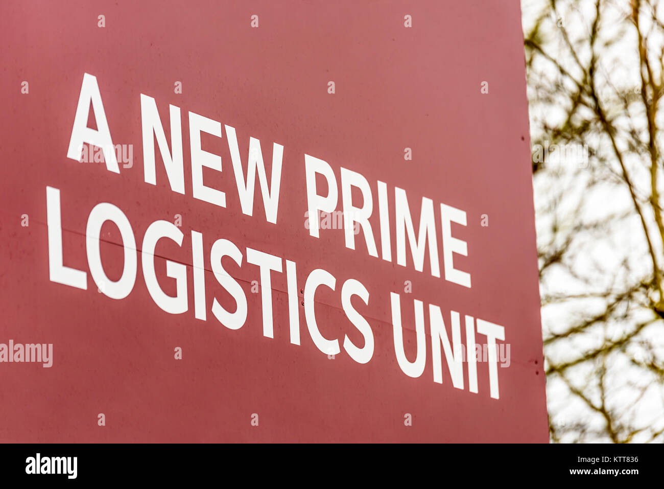 Gli agenti immobiliari di logistica industriale magazzino e uffici di unità a firmare nuovi Prime unità Logistica Foto Stock
