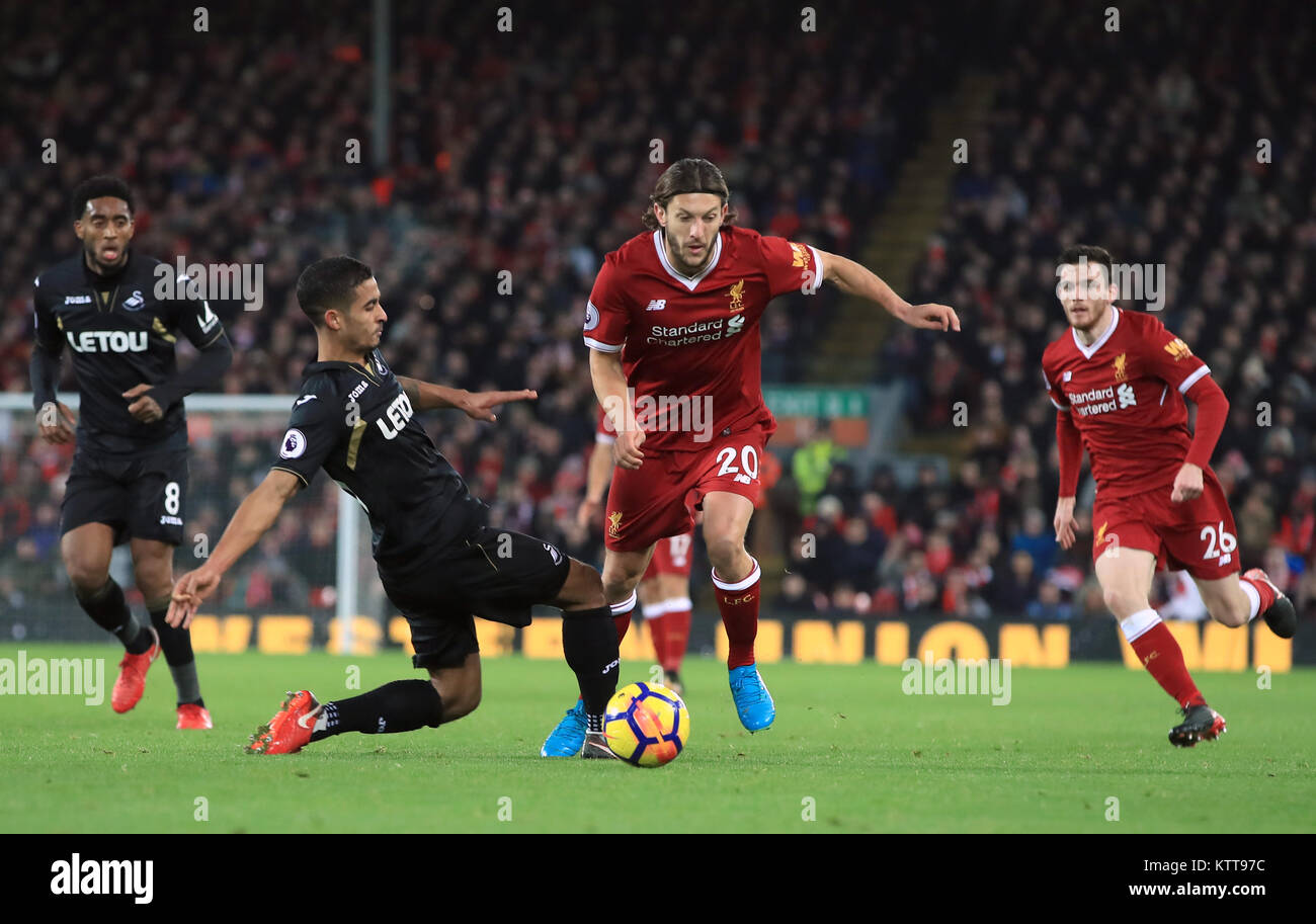 Liverpool è Adam Lallana e Swansea City è Kyle Naughton (sinistra) battaglia per la palla durante il match di Premier League ad Anfield, Liverpool. Foto Stock