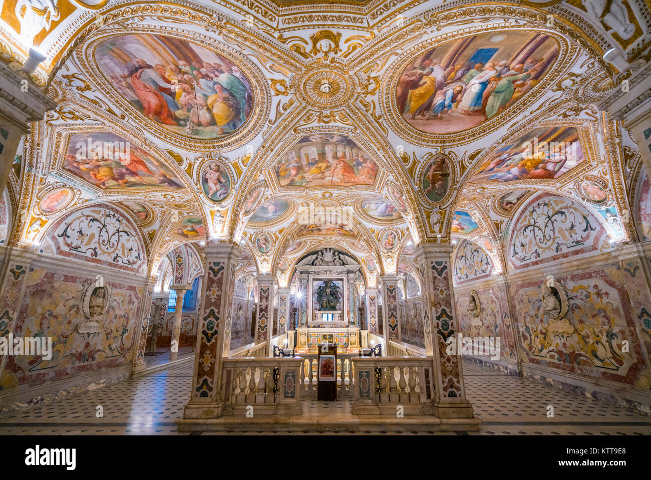 Il colorato nella cripta del Duomo di Salerno, Campania, Italia. Foto Stock