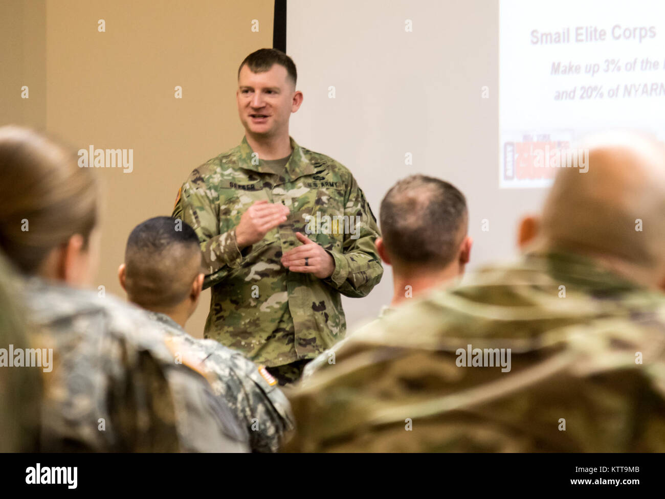 Stati Uniti Army Chief Warrant Officer 2 Chris Seeger, un mandato ufficiale responsabile di resistenza per il New York Esercito Nazionale Guardia, illustra i requisiti di ammissibilità durante il mandato ufficiale simposio a Camp Smith, N.Y., Aprile 8, 2017. Foto Stock