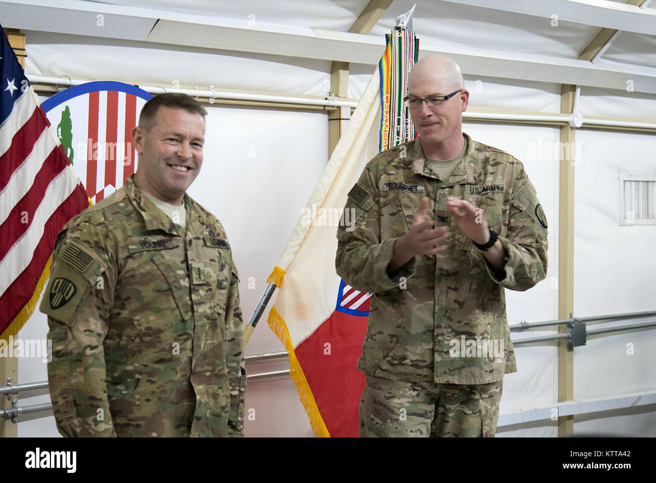 Thomas Young, Granville residente, è promosso al rango di Chief Warrant Officer 4 da Col. Stephen Bousquet, 369 Supporto Comandante di brigata, durante una cerimonia a Camp Arifjan, Kuwait, 27 aprile 2017. Young è distribuito in Kuwait con la 369 Supporto brigata, notoriamente conosciuto come il "Harlem combattenti dell'Inferno", ed è impostato a ridistribuire questa estate. (U.S. Esercito foto di Sgt. Jeremy Bratt) Foto Stock