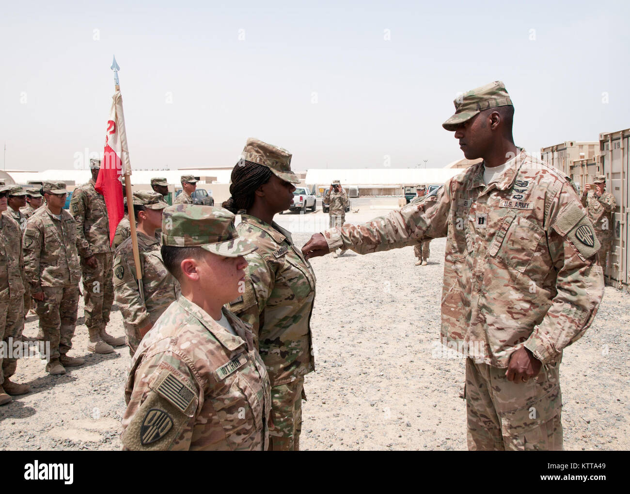 Deja Chapman, un residente di Brooklyn, viene promosso al rango di Sgt. Da Capt. Odelle despota, HHC 369 Commander, e lo Staff Sgt. Sheneka Brockman durante una cerimonia a Camp Arifjan, Kuwait, 27 aprile 2017. Chapman è distribuito in Kuwait con la 369 truppe speciali battaglione, 369 Supporto brigata, notoriamente conosciuto come il "Harlem combattenti dell'Inferno", ed è impostato a ridistribuire questa estate. (U.S. Esercito foto di Sgt. Jeremy Bratt) Foto Stock