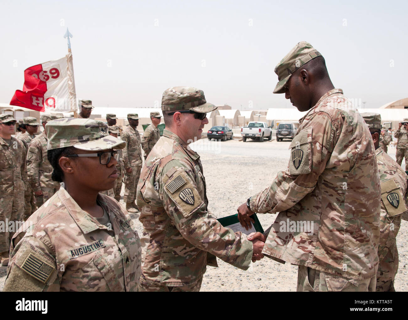 Il personale Sgt. James Delaney, un residente di Brooklyn, viene premiato con l'esercito medaglia ottenuta da Capt. Odelle despota, HHC 369 Commander, durante una cerimonia a Camp Arifjan, Kuwait, 27 aprile 2017. Delaney è stato riconosciuto per la sua leadership e dedizione al dovere durante la brigata di formazione annuale. Delaney viene distribuito in Kuwait con la 369 Supporto brigata, notoriamente conosciuto come l'Inferno di Harlem combattenti e è impostato per ridistribuire questa estate. (U.S. Esercito foto di Sgt. Jeremy Bratt) Foto Stock