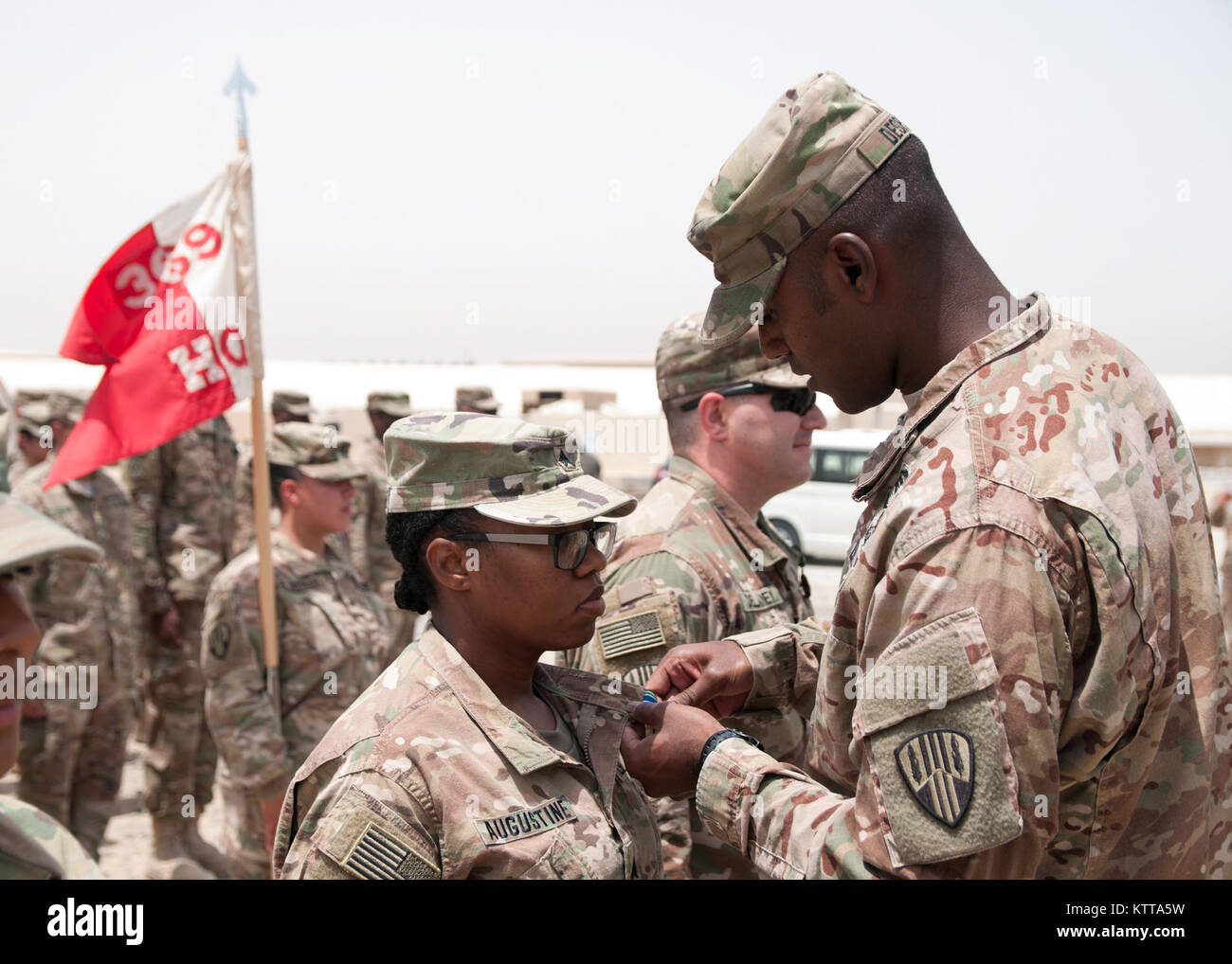 Sgt. Shaunte Agostino, un residente di Brooklyn, viene premiato con l'esercito medaglia ottenuta da Capt. Odelle despota, HHC 369 Commander, durante una cerimonia a Camp Arifjan, Kuwait, 27 aprile 2017. Agostino è stato riconosciuto per la sua eccezionale dedizione al dovere e prestazioni innovative a sostegno del funzionamento Spartan scudo. Agostino è distribuito in Kuwait con la 369 Supporto brigata, notoriamente conosciuto come l'Inferno di Harlem combattenti e è impostato per ridistribuire questa estate. (U.S. Esercito foto di Sgt. Jeremy Bratt) Foto Stock