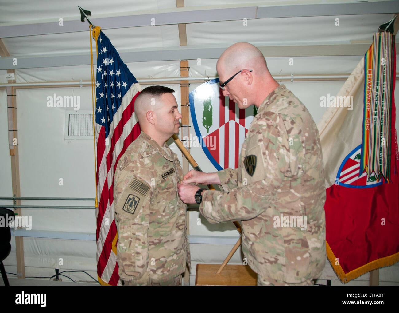 Christopher Fernandez, Peekskill residente, è promosso al rango di Chief Warrant Officer 3 da Col. Stephen Bousquet, 369 Supporto Comandante di brigata, durante una cerimonia a Camp Arifjan, Kuwait, 28 aprile 2017. Fernandez è distribuito in Kuwait con la 369 Supporto brigata, notoriamente conosciuto come il "Harlem combattenti dell'Inferno", ed è impostato a ridistribuire questa estate. (U.S. Esercito foto di Sgt. Jeremy Bratt) Foto Stock