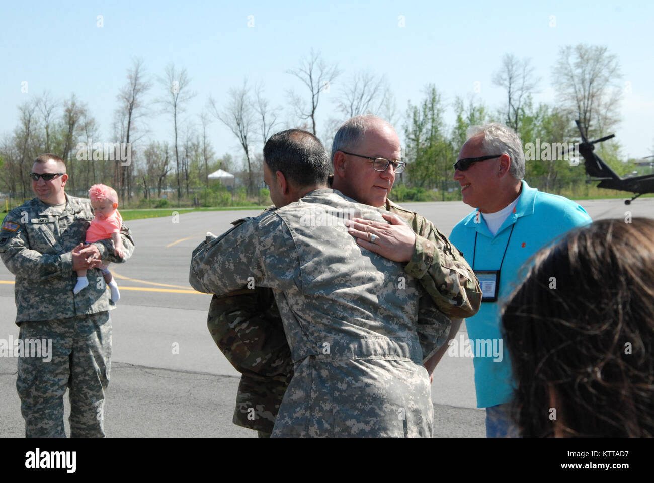 Stati Uniti Esercito Brig. Gen. Patrick Centre, New York Army National Guard direttore del personale comune, si congratula con il Chief Warrant Officer 5 Tom Dinoto su completando il suo ultimo volo come un esercito aviatore servendo con il New York Army National Guard Maggio 1, 2017 in Latham, N.Y. Dinoto, dal Lago di Ballston, N.Y., completa una carriera militare in aviazione esercito spanning 22 anni di entrambe attive e la Guardia Nazionale di Servizio, inclusi più implementazioni di oltremare. Dinoto finale del volo era in C-12 Huron passeggero e velivoli da trasporto. Stati Uniti La Guardia Nazionale foto di Col. Richard Goldenberg. Foto Stock