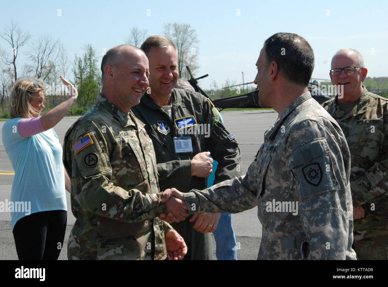 Stati Uniti Esercito Col. Contrassegnare Slusar, New York La Guardia Nazionale Membro Ufficiale dell'aviazione, si congratula con il Chief Warrant Officer 5 Tom Dinoto su completando il suo ultimo volo come un esercito aviatore servendo con il New York Army National Guard Maggio 1, 2017 in Latham, N.Y. Dinoto, dal Lago di Ballston, N.Y., completa una carriera militare in aviazione esercito spanning 22 anni di entrambe attive e la Guardia Nazionale di Servizio, inclusi più implementazioni di oltremare. Dinoto finale del volo era in C-12 Huron passeggero e velivoli da trasporto. Stati Uniti La Guardia Nazionale foto di Col. Richard Goldenberg. Foto Stock