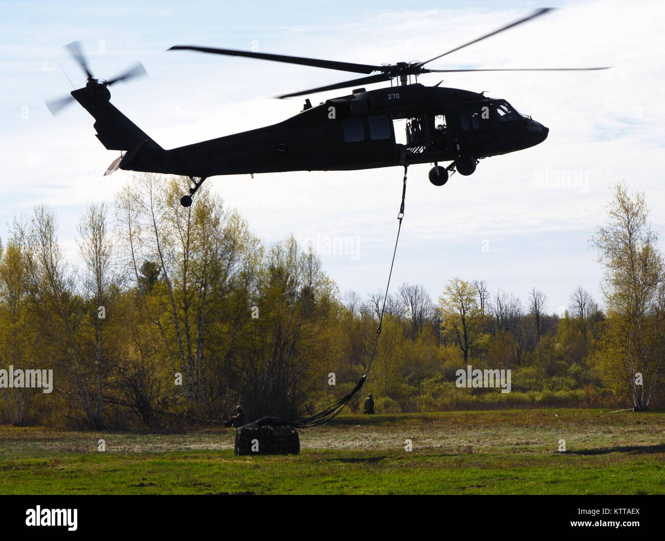 Un equipaggio della New York Army National Guard il 3° Battaglione, 142th Aviation airlifts 105 mm obice munizioni al decimo Montagna divisione Alfa della batteria, 2° Battaglione, xv campo reggimento di artiglieria durante un esercizio qui il 4 maggio 2017. In aggiunta alla distribuzione di campo e impostazione della loro area logistica e sede, 3° Battaglione truppe programmato, preparato, provati ed eseguito la missione di trasporto aereo -- che comprendeva una dozzina di 105 mm obici e decimo Montagna divisione soldati -- entro 72 ore dalla ricezione. (U.S. Esercito nazionale Guard foto di Master Sgt. Raymond Drumsta, 4 Foto Stock