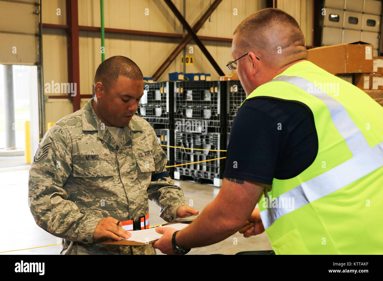 Master Sgt. Matteo Weisgarber, 105disponibilità logistica Squadron assiste Tech. Sgt. Felix Munoz, 105disponibilità logistiche Squadron, con apparecchiature problema durante una posizione di forza esercizio a Stewart Air National Guard sulla base di Maggio 7, 2017. (U.S. La Guardia Nazionale foto di Master Sgt. Lee C. Guagenti) Foto Stock