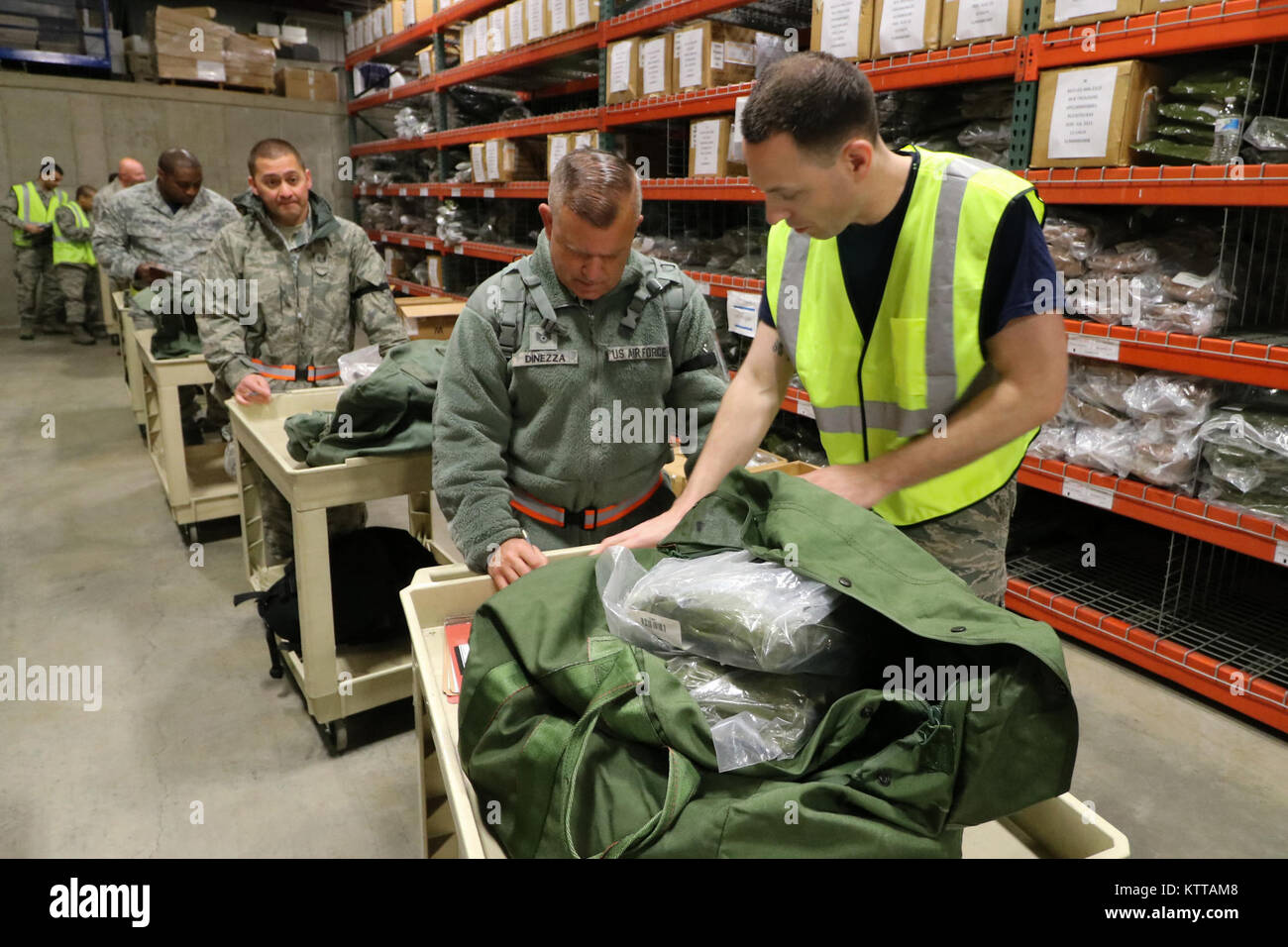 Tech. Sgt. Colby Jobson, 105disponibilità logistica Squadron assiste Tech. Sgt. Robert Dinezza, 105° Gruppo manutenzione, con apparecchiature problema durante una posizione di forza esercizio a Stewart Air National Guard sulla base di Maggio 7, 2017. (U.S. La Guardia Nazionale foto di Master Sgt. Lee C. Guagenti) Foto Stock