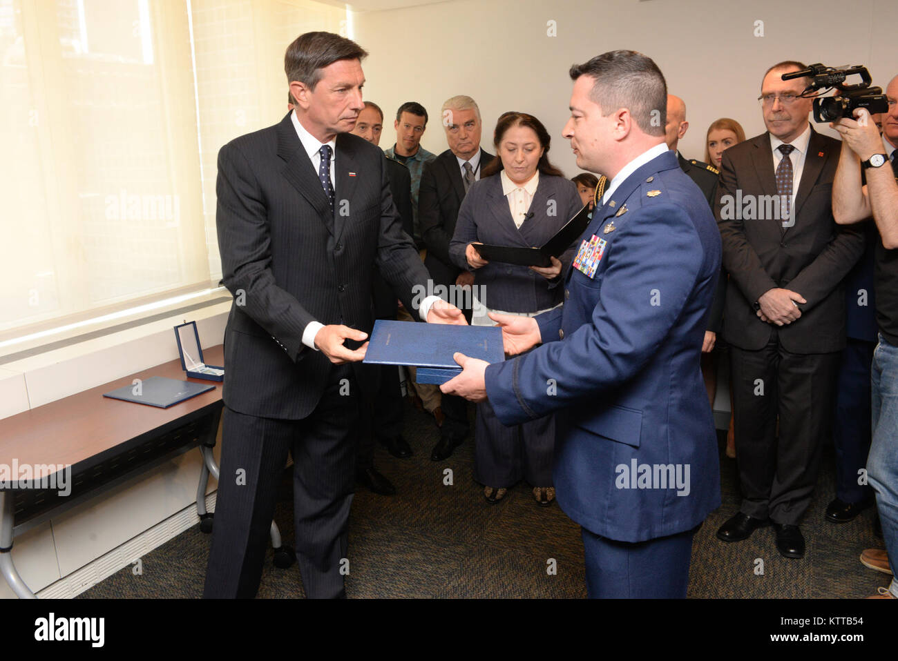 Membri del 102º e 103 Rescue squadroni della 106ª Ala di salvataggio assegnato al New York Air National Guard, sono aggiudicati la medaglia slovena per benemerenze in campo militare da parte del Presidente Borut Pahor di Slovenia il 21 maggio 2017. La cerimonia troppo luogo presso la Missione permanente della Repubblica di Slovenia ufficio alle Nazioni Unite, NY, NY per loro international rescue missione di rendere aiuto ai membri di equipaggio ferito in un esplosione a bordo della motonave Tamar che è iniziato il 24 aprile. (U.S. Air National Guard Foto di capitano Michael O'Hagan) Foto Stock