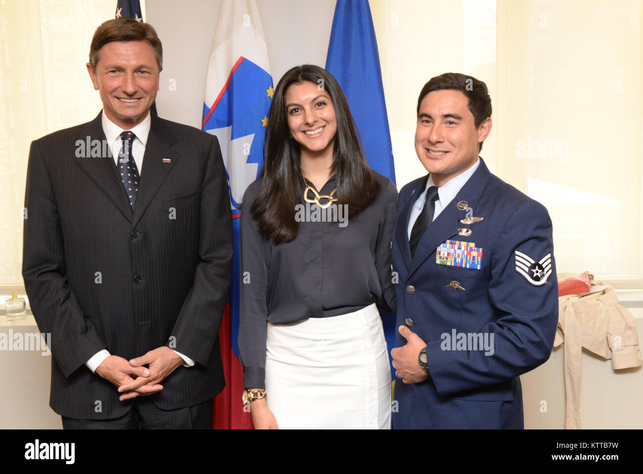 Membri del 102º e 103 Rescue squadroni della 106ª Ala di salvataggio assegnato al New York Air National Guard, sono aggiudicati la medaglia slovena per benemerenze in campo militare da parte del Presidente Borut Pahor di Slovenia il 21 maggio 2017. La cerimonia troppo luogo presso la Missione permanente della Repubblica di Slovenia ufficio alle Nazioni Unite, NY, NY per loro international rescue missione di rendere aiuto ai membri di equipaggio ferito in un esplosione a bordo della motonave Tamar che è iniziato il 24 aprile. (U.S. Air National Guard Foto di capitano Michael O'Hagan) Foto Stock