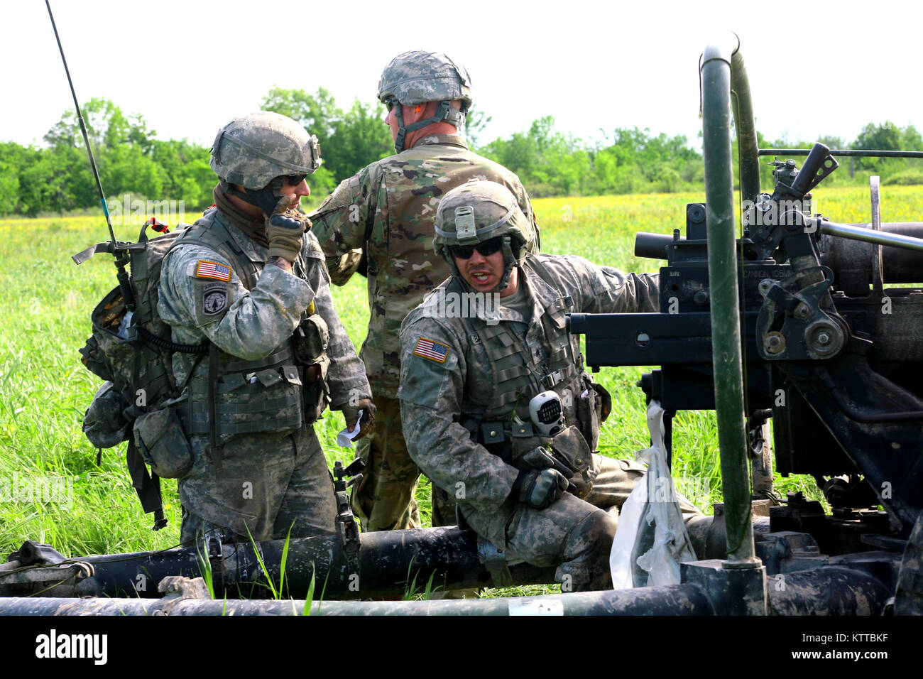 FORT TAMBURO, N.Y. - New York Esercito Nazionale soldati di guardia assegnato alla batteria alfa, 1° Battaglione, 258th reggimento di artiglieria, 27 della brigata di fanteria combattere la squadra si prepara a fuoco un M119A2 105mm obice durante un assalto dell'aria raid di artiglieria a Fort Drum il 9 giugno 2017. Durante il raid, 4 della batteria di cannoni sono stati trasportati in una zona di atterraggio in cui essi sono stati poi utilizzati per impegnare una simulazione del nemico. (U.S. Esercito nazionale Guard foto di Sgt. Alexander rettore) Foto Stock