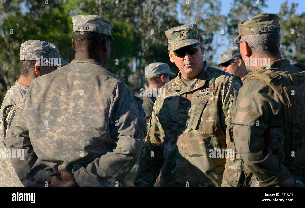 SHOALWATER BAY, Queensland, Australia - Brig. Gen. Giuseppe Biehler quarantaduesima divisione di fanteria il vice comandante per le operazioni si incontra con gli ufficiali e soldati del ventisettesimo della brigata di fanteria combattere del Team primo battaglione, sessantanovesima reggimento di fanteria durante l'esercizio combinato talismano Saber, luglio 21. Durante l'esercizio più di 700 New York Esercito Nazionale soldati di guardia, tutti parte del quarantaduesimo Division, ha viaggiato in Australia dove hanno trascorso tre settimane di formazione con Australia e Nuova Zelanda i membri del servizio. (U.S. Esercito nazionale Guard foto di Sgt. Alexander rettore) Foto Stock