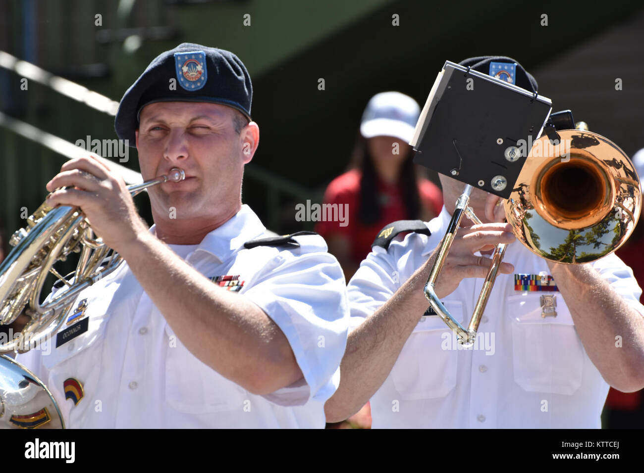 Da sinistra, N.Y. Esercito Nazionale soldati di guardia, Sgt. Kevin O'Connor e Sgt. Eric Cudworth, assegnato per la XLII divisione di fanteria, suonare gli strumenti durante un concerto al Saratoga Race Track, Saratoga Springs, N.Y., luglio 30, 2017. La band sta eseguendo in 11 località di tutto lo stato durante la loro 2017 concerto tour. (U.S. Esercito nazionale Guard foto di PFC. Andrew Valenza) Foto Stock