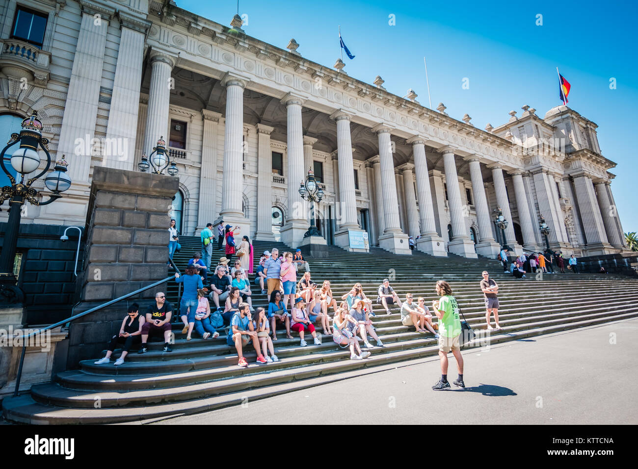 Melbourne edificio del parlamento gruppo turistico Foto Stock
