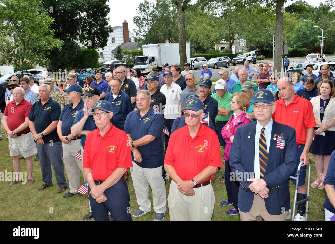 Città Giardino, N.Y. Il 12 agosto 2017, i soldati della New York Army National Guard (NYARNG) xlii divisione di fanteria, veterani che hanno prestato servizio nella divisione, membri della XLII Divisione Arcobaleno veterani Foundation, XLII Divisione Arcobaleno associazione, il passato e il presente dei comandanti della 42a divisione di fanteria e onorato gli ospiti hanno celebrato la divisione il centesimo anniversario durante una cerimonia tenutasi presso la Divisione Arcobaleno la guerra mondiale I Memorial situato presso la Divisione Arcobaleno Plaza, Garden City NY, che ora si trova all'ingresso di quello che era conosciuto come il Camp Mills, una guerra mondiale I training camp. Ordini cr Foto Stock