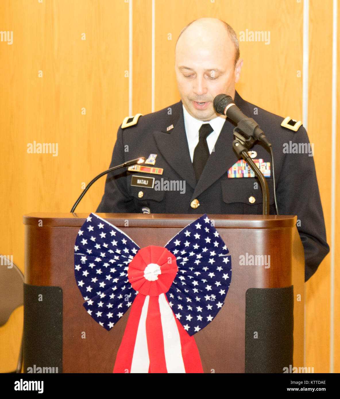 Stati Uniti Esercito Brig. Gen. Michel A. Natali, commander, 53a comando di truppa, New York Esercito Nazionale Guardia, ha parlato durante la cerimonia di laurea per la classe di 62 Officer scuola del candidato (OCS) a Camp Smith Sito di formazione, Cortlandt Manor, N.Y., Agosto 19, 2017. OCS è una intensa leadership training ideato per mettere alla prova il fisico e agilità mentale di soldati e di trasformarli in un leader efficace. (U.S. Esercito nazionale Guard foto di Capt. Phyonne Reynoldsfolkes) Foto Stock