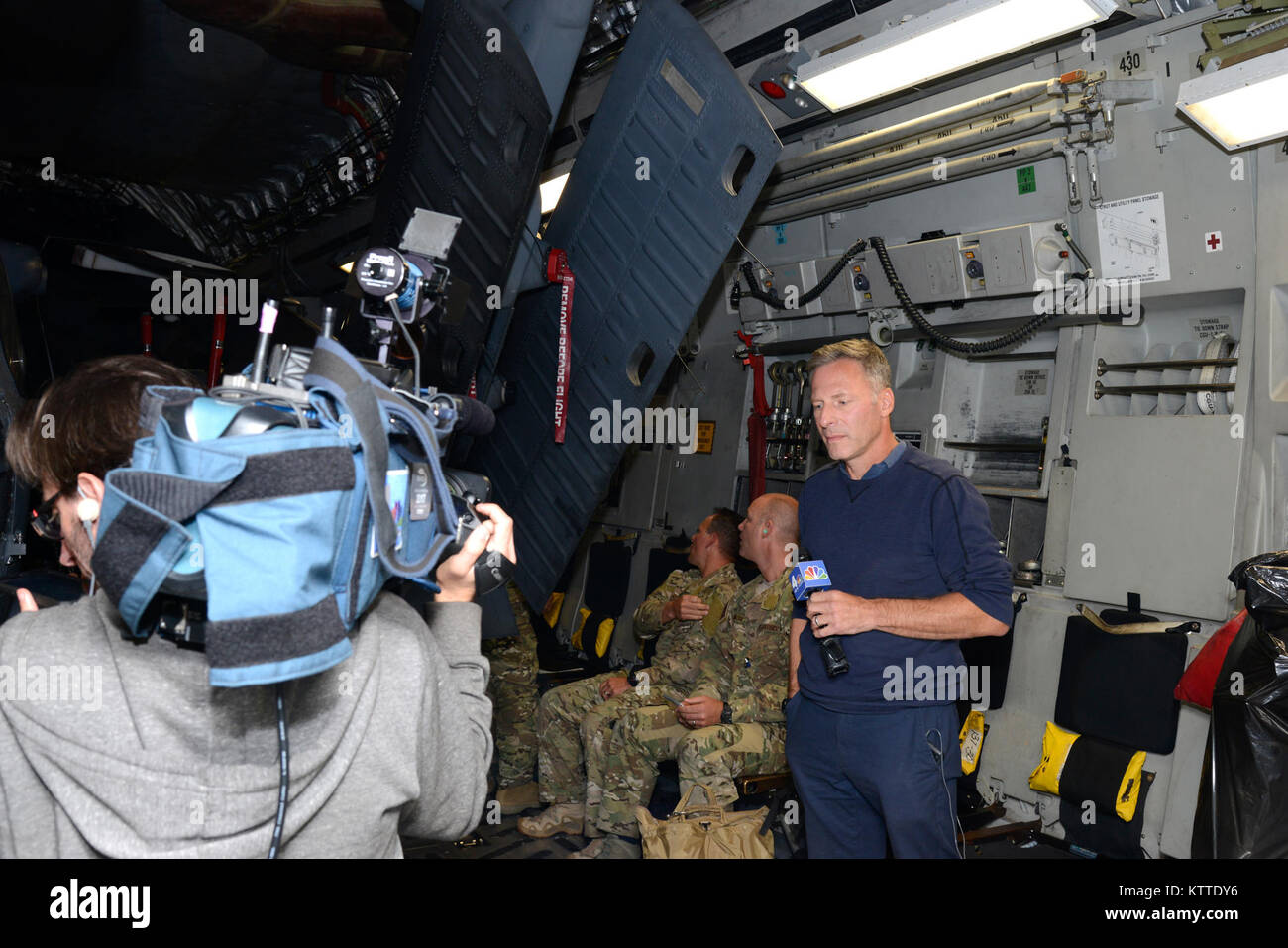 La NBC News Anchor Michael Garguilo si prepara a registrare una news posto a bordo di una C-17 Globemaster III assegnato per il 105° Airlift Wing a Muniz Air National Guard Base, San Juan, Puerto Rico sett. 7, 2017. Garguilo ed un cameraman embedded con l'aria equipaggio durante una missione di trasporto di salvataggio attrezzature di salvataggio e gli avieri, dopo l'uragano Irma rendendo approdo nei Caraibi. (U.S. Air Force photo by Staff Sgt. Julio A. Olivencia Jr.) Foto Stock