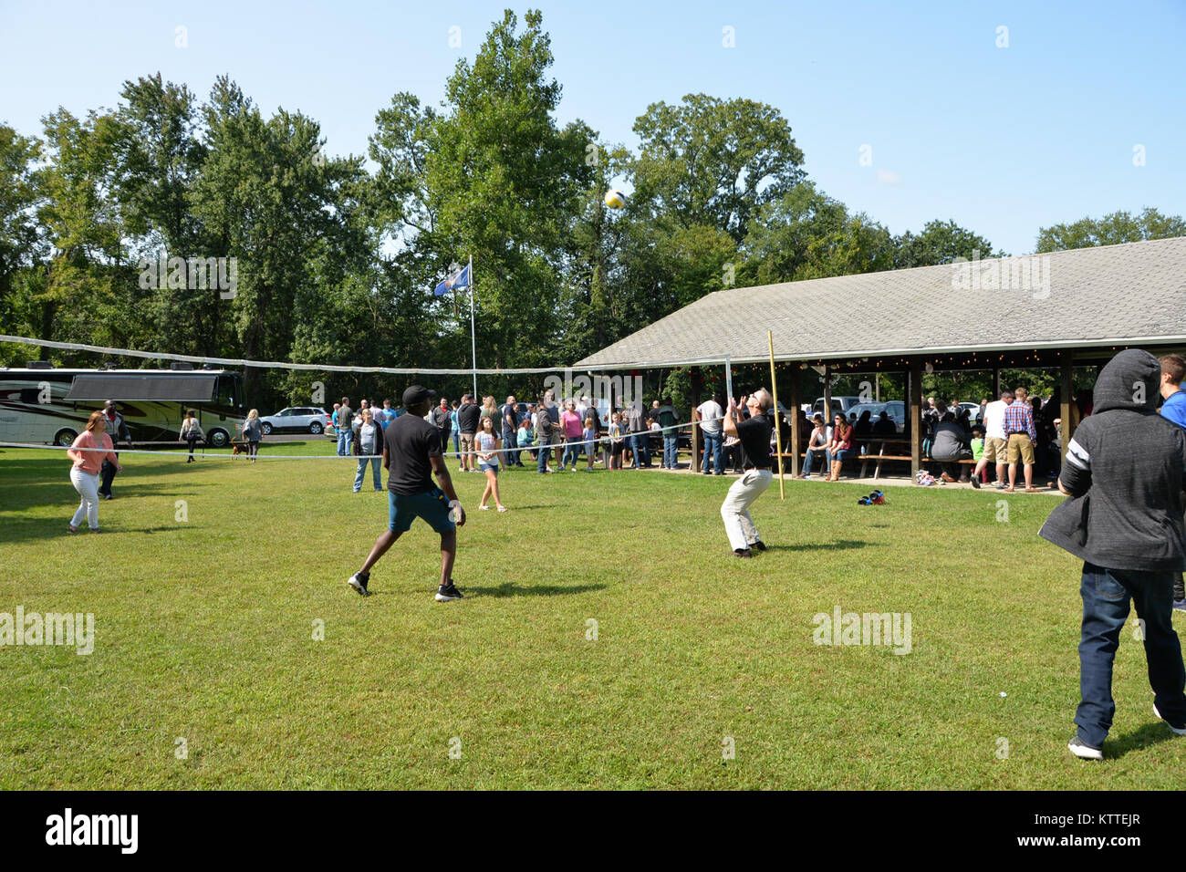 New York Esercito Nazionale soldati di guardia e i membri della famiglia della 42a divisione di fanteria in sede e sede del Battaglione godere il loro giorno di famiglia al Sullivan Jones VFW Post in Poestenkill, N.Y. Settembre 10, 2017. Gli eventi comprendevano una parete di roccia, il bounce house e clown e sono stati forniti dai membri della 42a Divisione di Fanteria famiglia gruppo di preparazione e di altri. (U.S. Esercito nazionale Guard foto di Capt. Jean Marie Kratzer) Foto Stock