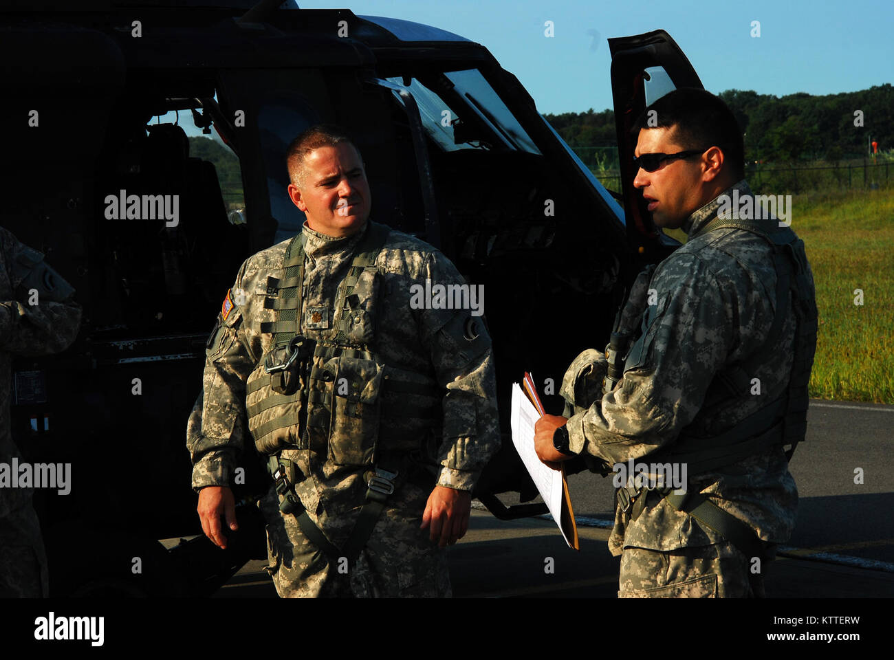 Army Chief Warrant Officer 3 Matt Quackenbush, destro fornisce un equipaggio briefing per il Mag. Paolo Bailie come personale di volo della New York Army National Guard per la società A, 3° Battaglione, 142th reggimento aviazione pronti per il decollo e la distribuzione da Albany International Airport in Latham, N.Y. a Florida a sostegno della risposta di guardia per Hurricane Irma Settembre 11, 2017. Dieci UH-60 Blackhawk elicotteri e 55 equipaggi iscritti e i manutentori distribuito da tre strutture di volo in tutto lo stato per sostenere la Florida Esercito nazionale di protezione. Stati Uniti La Guardia Nazionale foto da Col. Richard Goldenberg. Foto Stock