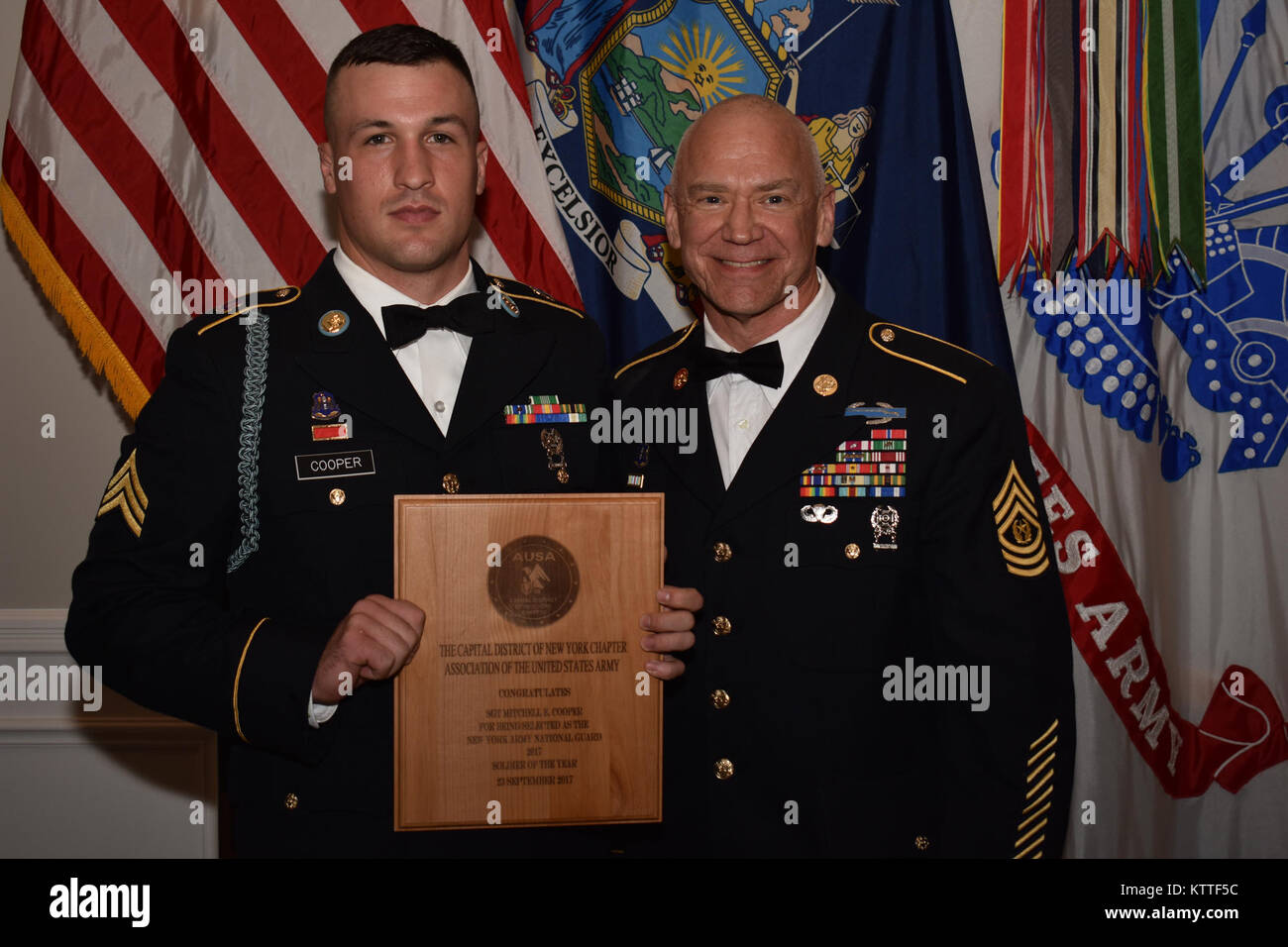 N.Y. Esercito Nazionale soldato di guardia Sgt. Mitchell Cooper delta co 2° battaglione di fanteria 108th, riceve il soldato del premio di anno accanto alla N.Y. Stato comando Sgt. Il Mag. David Piwowarski, all'associazione dell'esercito degli Stati Uniti(AUSA) Soldato cena di riconoscimento, in Albany, N.Y., Sett. 23, 2017. Cooper ha ricevuto il premio per il suo eccezionale impegno per la sua carriera in N.Y. Esercito nazionale di protezione. (N.Y. Esercito nazionale Guard foto di PFC. Andrew Valenza) Foto Stock
