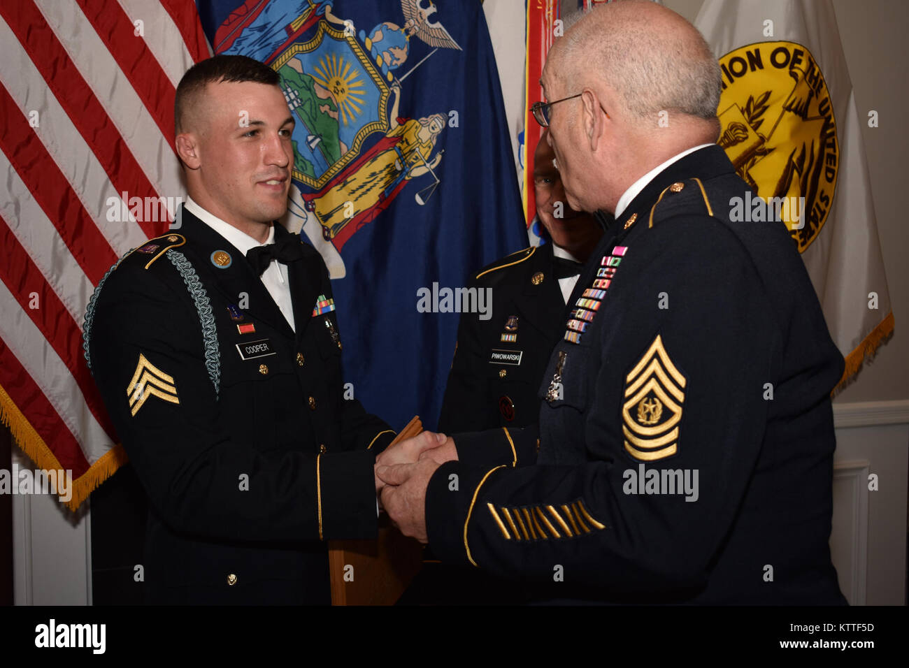 N.Y. Esercito Nazionale soldato di guardia Sgt Mitchell Cooper delta co 2° battaglione di fanteria 108th, riceve un gettone onorario dall'associazione dell'esercito degli Stati Uniti(AUSA) dal comando Sgt. Il Mag. (Pensionati) Robert van Pelt, a ausa soldato cena di riconoscimento, in Albany, N.Y., Sett. 23, 2017. Cooper ha ricevuto il premio per il suo eccezionale impegno per la sua carriera in N.Y. Esercito nazionale di protezione. (N.Y. Esercito nazionale Guard foto di PFC. Andrew Valenza) Foto Stock