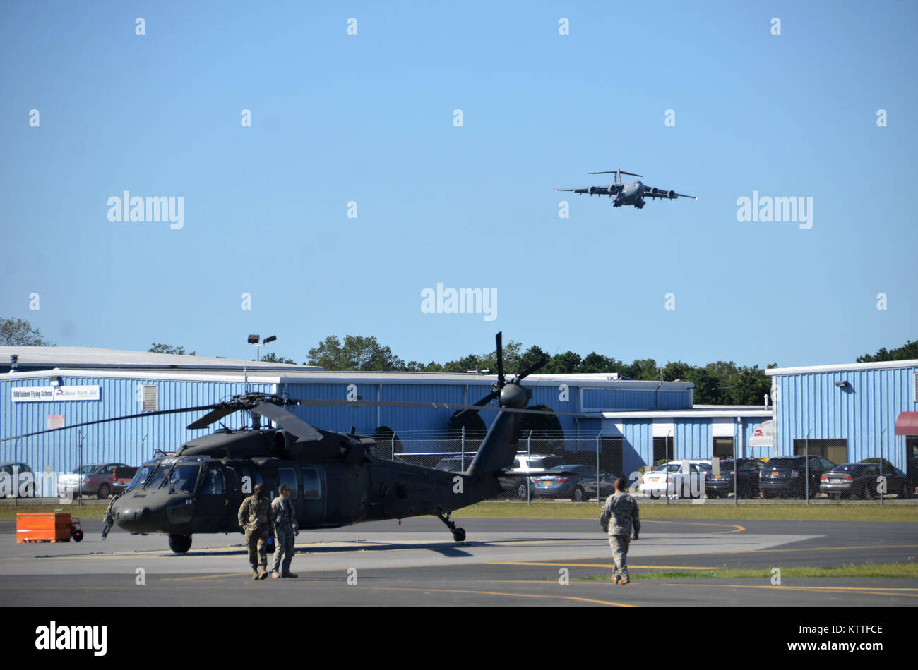 New York Esercito Nazionale soldati di guardia del 3° Battaglione, 142th reggimento di aviazione, basato in Ronkonkoma, N.Y., caricare due UH-60 Blackhawk elicotteri a Islip Macarthur Airport in un C-17 Globemaster volato da New York Air National Guard's 105Airlift Wing da Newburgh, N.Y. Settembre 28, 2017. Il New York La Guardia Nazionale è la distribuzione di quattro Blackhawks e 60 personale di volo e di terra il personale di supporto a Puerto Rico a sostegno di operazioni di recupero per il Puerto Rico Guardia Nazionale. Foto di Capt. Contrassegnare Getman, New York Stato di guardia forza di difesa. Foto Stock
