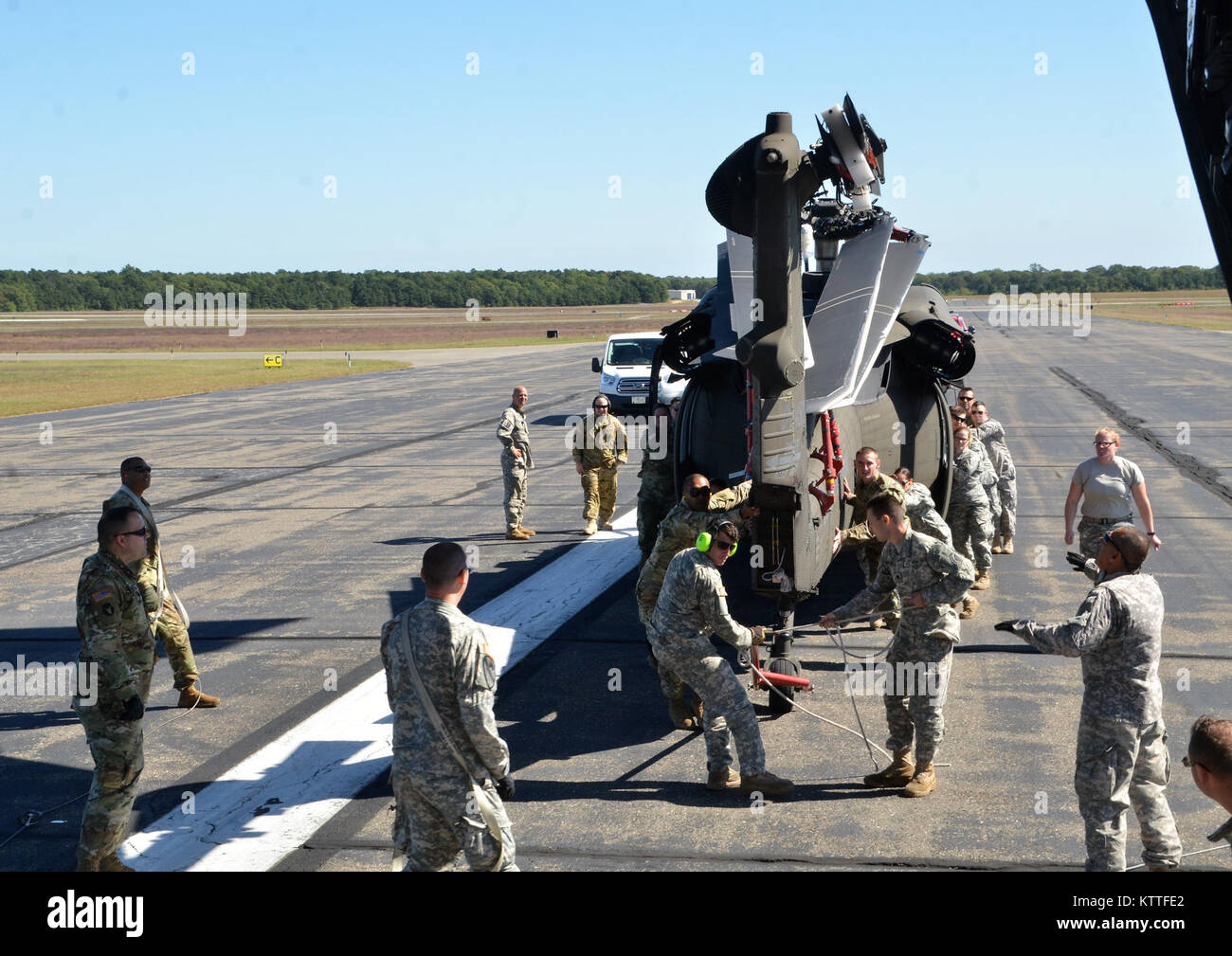 New York Esercito Nazionale soldati di guardia del 3° Battaglione, 142th reggimento di aviazione, basato in Ronkonkoma, N.Y., caricare due UH-60 Blackhawk elicotteri a Islip Macarthur Airport in un C-17 Globemaster volato da New York Air National Guard's 105Airlift Wing da Newburgh, N.Y. Settembre 28, 2017. Il New York La Guardia Nazionale è la distribuzione di quattro Blackhawks e 60 personale di volo e di terra il personale di supporto a Puerto Rico a sostegno di operazioni di recupero per il Puerto Rico Guardia Nazionale. Foto di Capt. Contrassegnare Getman, New York Stato di guardia forza di difesa. Foto Stock