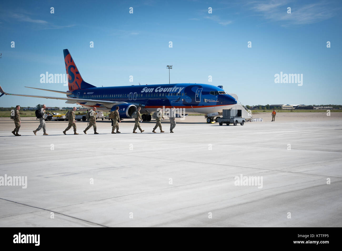 Niagara Falls riserva d'aria Stazione, Niagara Falls, NY- soldati dal 27 della brigata di fanteria combattere Team Load di un aeromobile a distribuire oggi. I soldati si recherà a Ft. Bliss, TX e poi continuare dopo dieci giorni in Ucraina. Essi serviranno come il comune di formazione multinazionali Group-Ukraine. Foto Stock